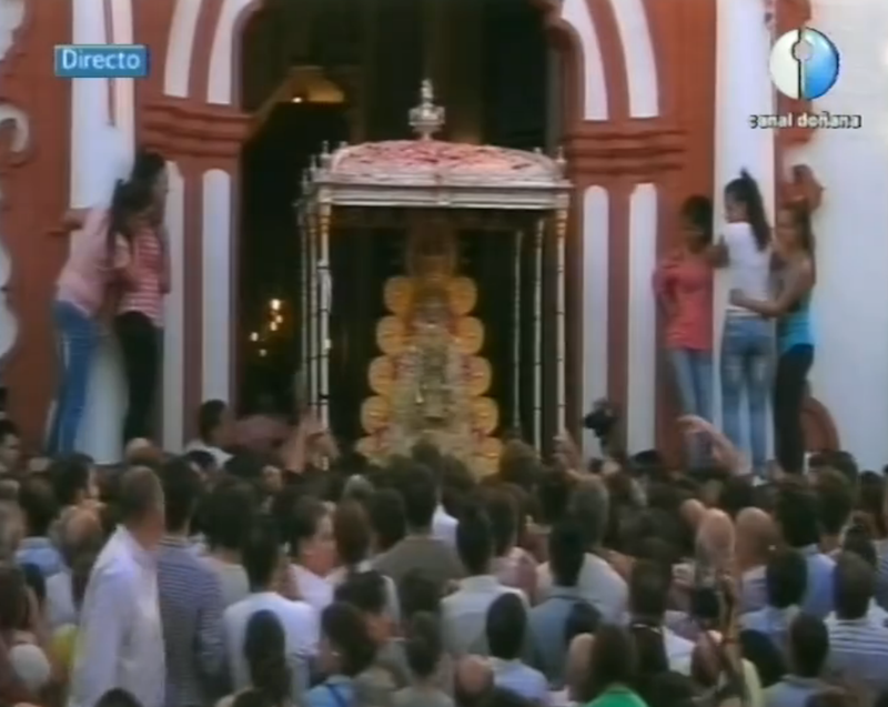 Alrededor de las 20,22 de la tarde la Virgen entró de nuevo en su templo.